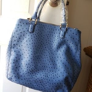 The Limited Brand hand bag comes w/ shoulder strap